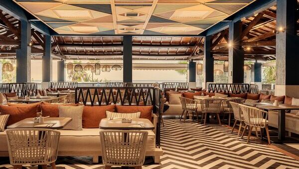 Tables et chaises dans un restaurant vue mer