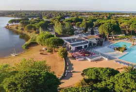 Piscine dans un club belambra