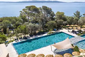 Piscine vue mer dans un club Belambra 5B