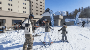 Famille sur des skis