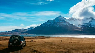Voiture de location devant les fjords