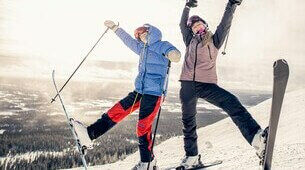 Enfants skis aux pieds