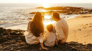 Famille en bord de mer au coucher du soleil