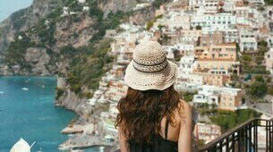 Femme avec un chapeau devant Positano
