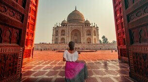 Femme de dos devant le Taj mahal