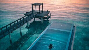 Hôtel avec piscine au coucher du soleil