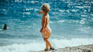 Petit garçon debout sur la plage