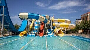 Tobogans colorés dans une piscine