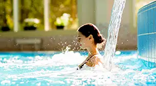 Femme dans une piscine avec jet massant