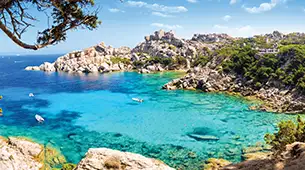 Plage avec eau turquoise en Méditerranée