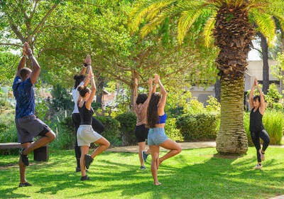 Groupe à un cours de yoga sur l'herbe