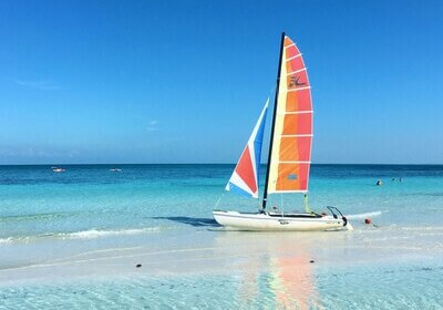 Voilier sur la plage à Varadero