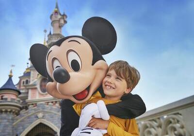 Petit garçon avec Mickey