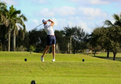 Homme qui fait du golf