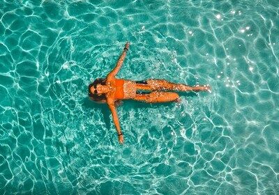 Femme dans une piscine