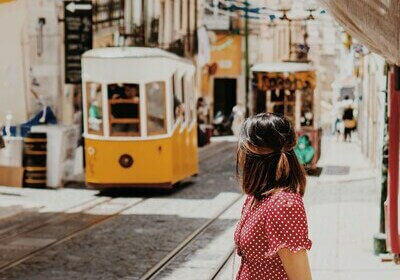 Femme qui regarde un tramway jaune