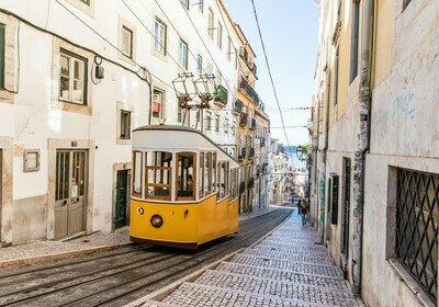 Tramway jaune dans les rueles de Lisbonne