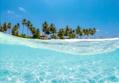 Vue sous l'eau turquoise
