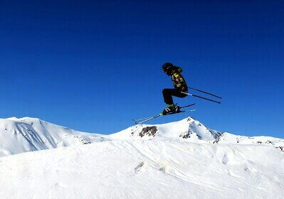 Saut d'un skieur à la neige