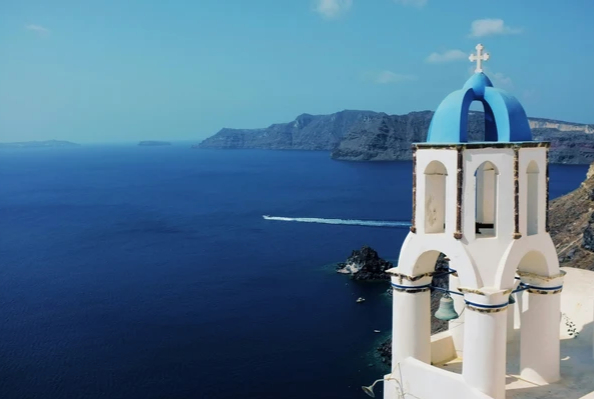 Clocher devant la mer à Santorin