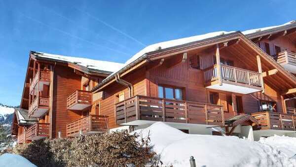 Chalets avec de la neige à la montagne
