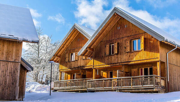 Chalets en bois à la neige