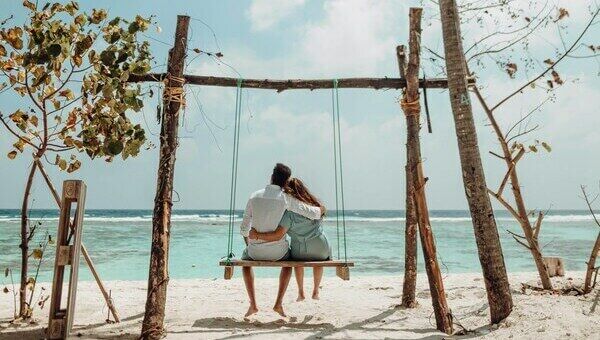 Couple sur une balançoire à la plage