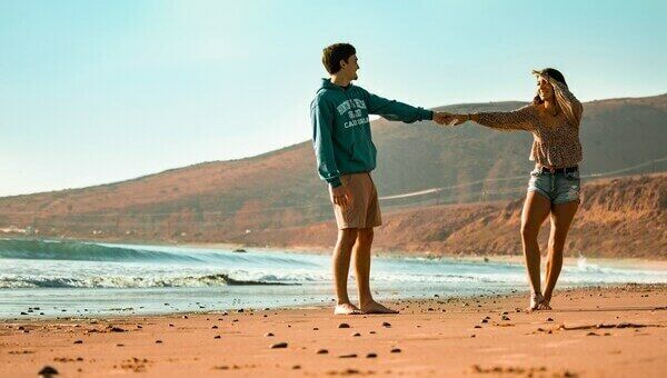 Couple sur la plage au coucher du soleil
