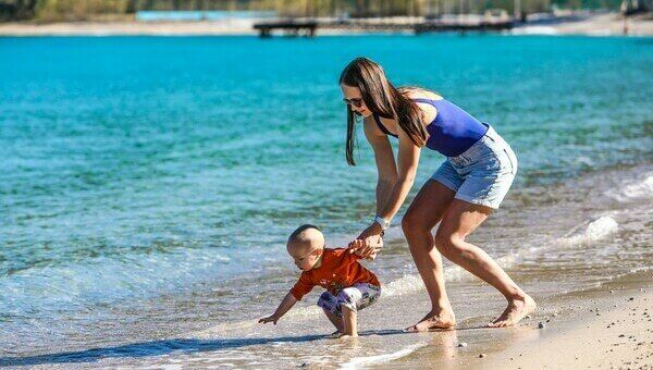 Avec avec un bébé en bord de mer