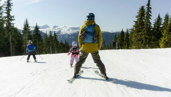 Famille sur les pistes de ski