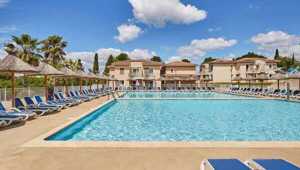 Piscine dans une résidence de vacances