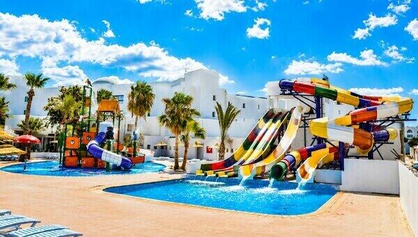 Toboggans aquatiques avec piscine