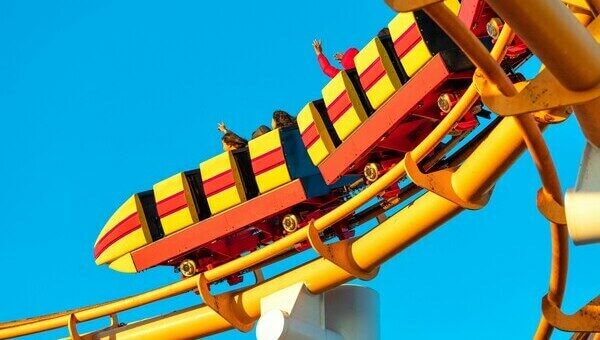 Train rouge et jaune d'un roller coaster