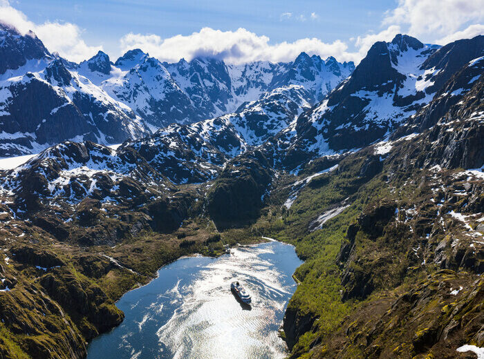 Hurtigruten Navire Hurtigruten naviguant au cœur des paysages de la côte norvégienne