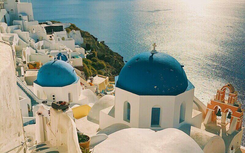 Toit bleu et clocher à Santorin
