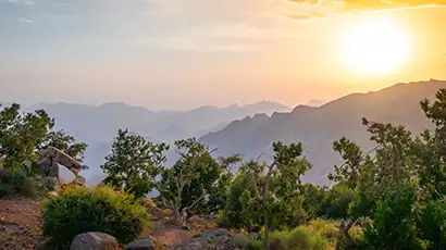 Montagnes et nature au coucher du soleil