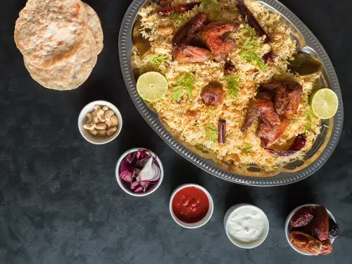 Plat kabsa du riz et du poulet