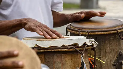 Mains sur des tambours