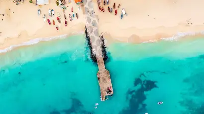 Plage avec eau turquoise
