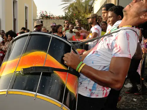 Musicien qui joue du tambour lors d'un festival