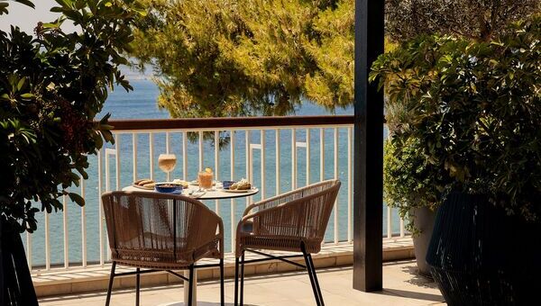 Tables et chaises dans un restaurant vue mer