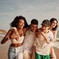 Groupe d'ados qui marchent sur la plage