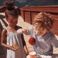 Petite fille qui court dehors