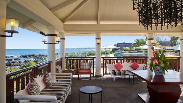Tables et chaises dans un restaurant vue mer
