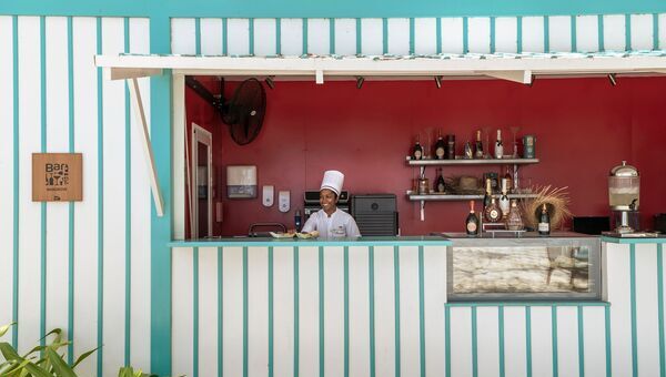 Couple, cocktail à la main en bord de mer
