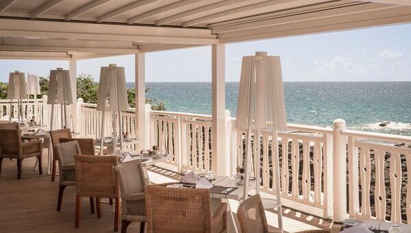 Tables et chaises dans un restaurant vue mer