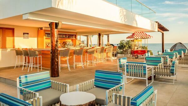 Tables et chaises dans un restaurant vue mer