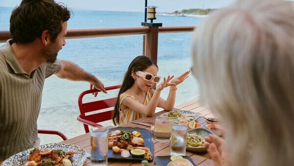 Couple, cocktail à la main en bord de mer