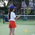 Petite fille qui court dehors