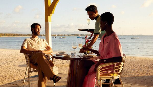 Tables et chaises dans un restaurant vue mer